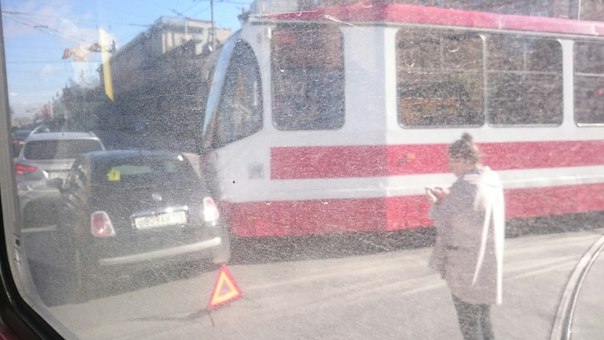 Трамвай бортонул Фиат на перекрёстке Московского с Благодатной