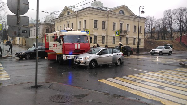 В Пушкине на равнозначном перекрестке Пушкинской и Леонтьевской улиц водитель Соляриса не увидел пом...