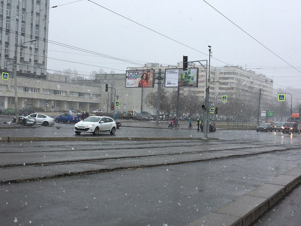 Перед мостом у метро Приморская столкнулись Skoda и toyota, вторая мешает повороту с наличной улицы ...