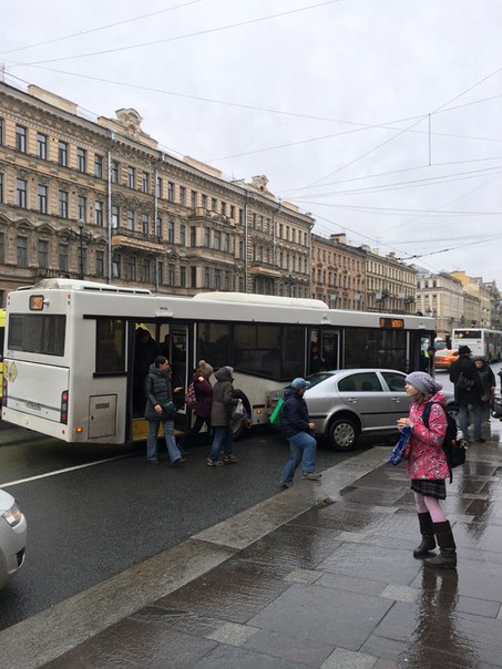 На Невском у Стокмана автобус задел неправильно припаркованную Шкоду