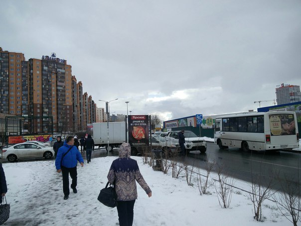 На выезде из деревни Кудрово, Logan подлез под Ренджа, пробка на выезд жуткая