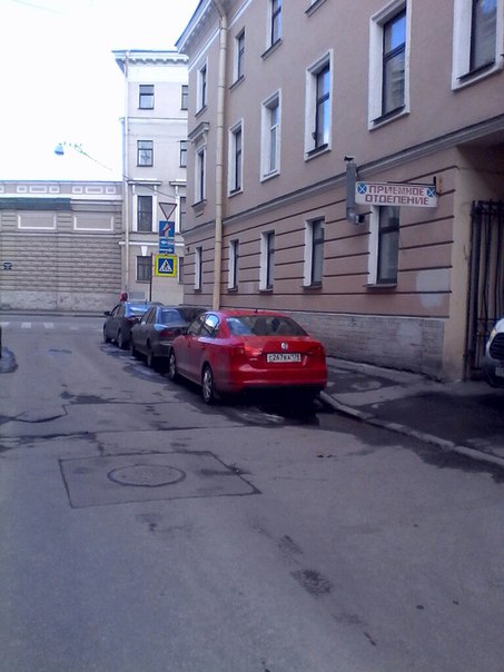 Перекрыл выезд скорой с городской больницы 28 в переулке Пирогова 2.