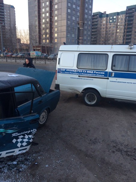 Семерка вылетела с дороги на проспекте Маршала Казакова и врезалась в припаркованный микроавтобус у ...