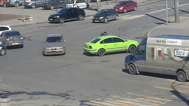 Только что встретились VW и BMW на углу перекрестка улиц Турку и Будапештской.