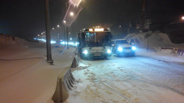 На Таллинском шоссе, на подъеме к Красному Селу начали буксовать автобусы. Сзади образуется пробка. ...