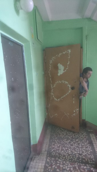 В парадной дома 173 по проспекту Большевиков 6 дверей были измазаны монтажной пеной, залиты ей же гл...