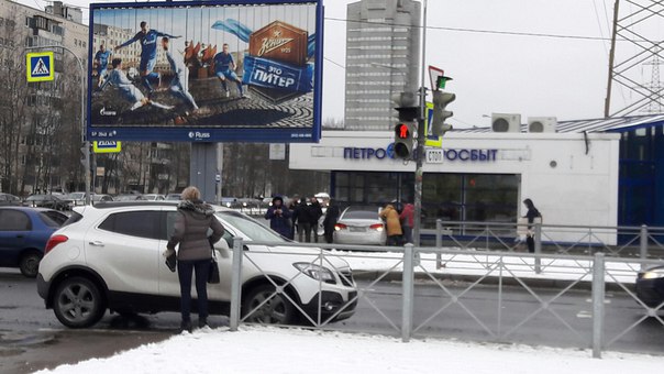 Перекресток Серебристого и Испытателей. Опель вылез и в него влетели.