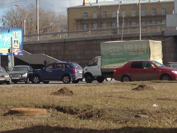 Под мостом Ал.Невского на набережной в сторону Большеохтинского моста ДТП из четырёх машин