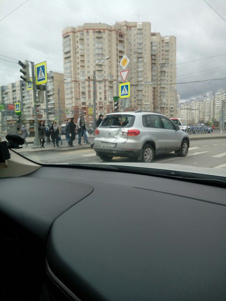 На Гаккелевской перед Комендантской площадью автобус догнал фольцваген... Середина занята