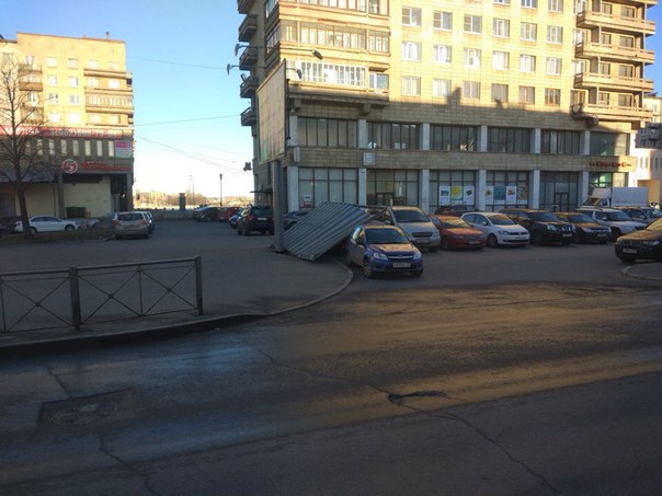 Ночной ветер накрыл забором автомобили у дома 10 на Большеохтинском