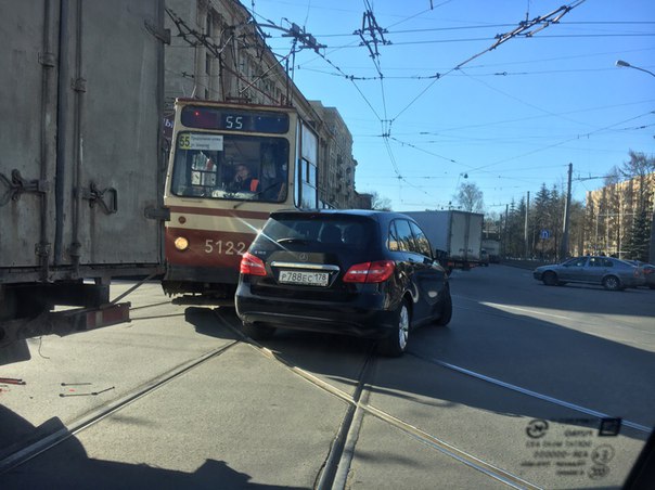 Трамвай не стал жалеть Mercedes на Светлановской площади