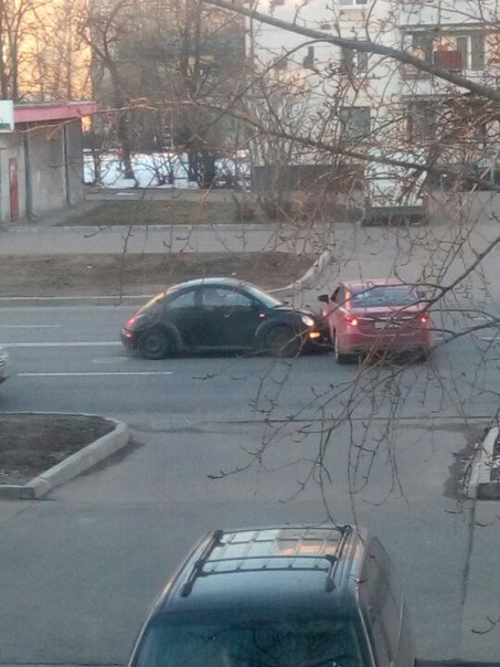 Красная Mazda на Краснопутиловской преградила путь Жуку