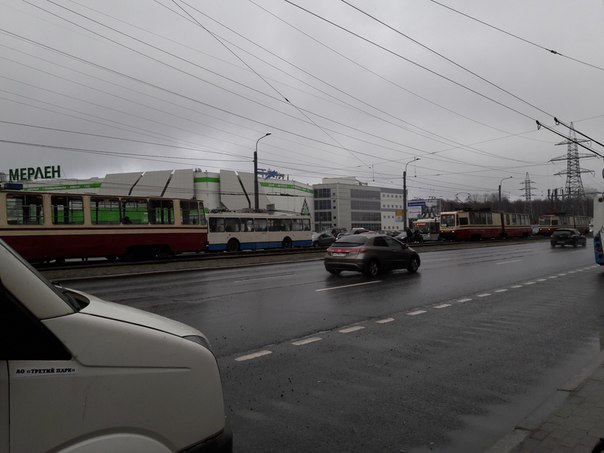 Пробка со стороны Светлановской площади к Коломяжскому проспекту из- за аварии. Стоят трамваи и трол...