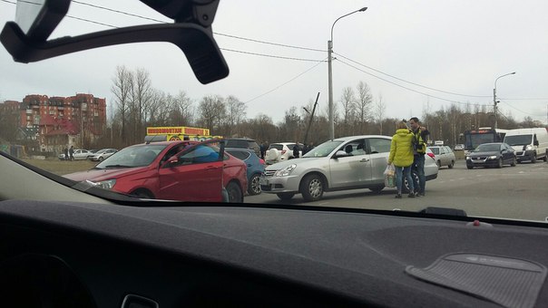 Nissan ударил Ладу на пересечении Парашютной и Репищевой. Движению сильно не мешают