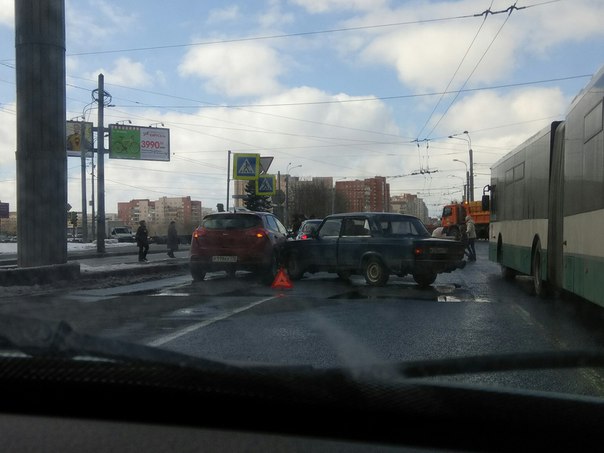 На проспекте Ветеранов Жигули атаковало Ceed