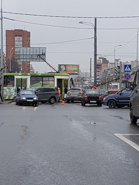 Под мостом между Просветом и Парнасом, водитель не увидел трамвай