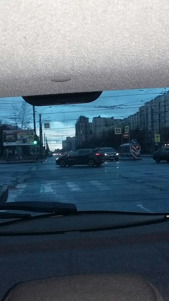 Skoda на тротуаре,Киа посередине дороги на пересечении ул.композиторов и пр.просвещения.