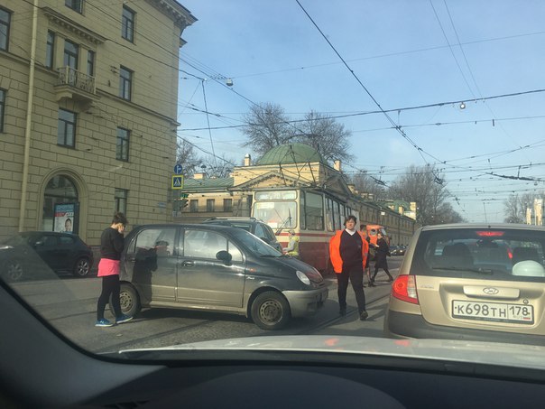 На пересечении Боткинской и Ак. Лебедева Матиз перегородил путь трамваям