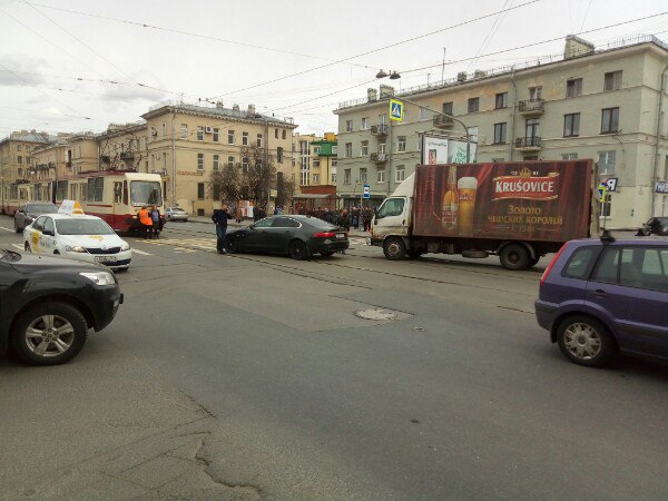 Hyundai HD 78 и Jaguar остановили трамваи в обе стороны на перекрестке Среднеохтинского проспекта и ...