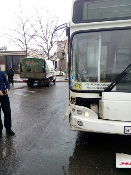 На Октябрьской набережной у автобусного кольца газелист не пропустил автобус и получил в бочину, зат...