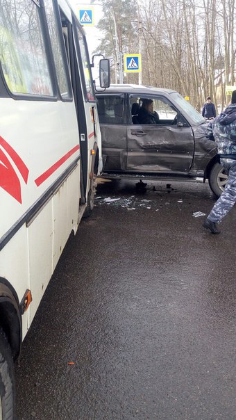 Паджеро не проскочил перед маршруткой на Выборгском шоссе в сторону города у