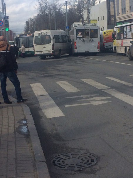 На Торфяной дороге маршрутка въехала в троллейбус