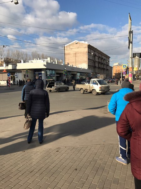 Перекрёсток ул. Бабушкина и пр. Елизарова: праворукий грузовичок не убедился в безопасности манёвра ...