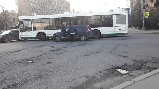 На повороте с Седова на пр. Елизарова, седан въехал в 95 автобус на поворте, в сторону пл.бехтерева ...