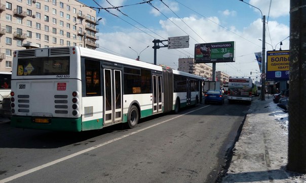Solaris , выезжая с выделенной полосы подрезал автобус! Ленинский проспект