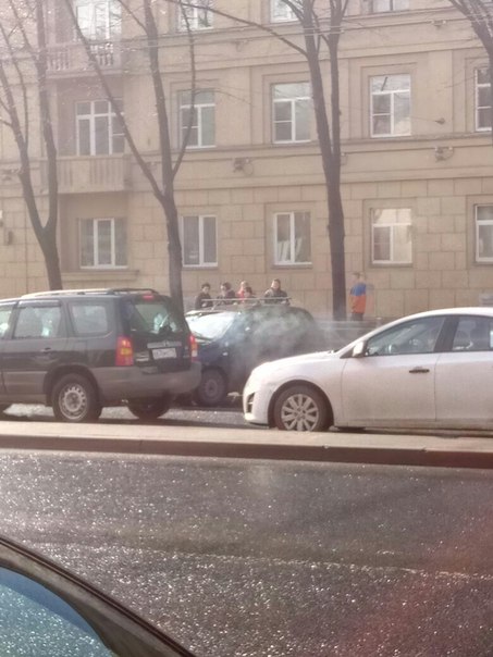 Две машины сошлись в лобовом и третья зацепом на Стачек 23 в сторону Кировского от Нарвской