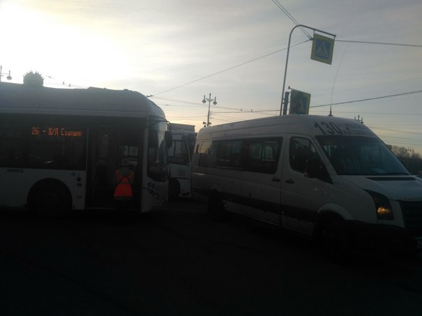 автобус и троллейбус притерлись...угол Ленинского и Московского пр....пробочка уже..будет жарко тут....