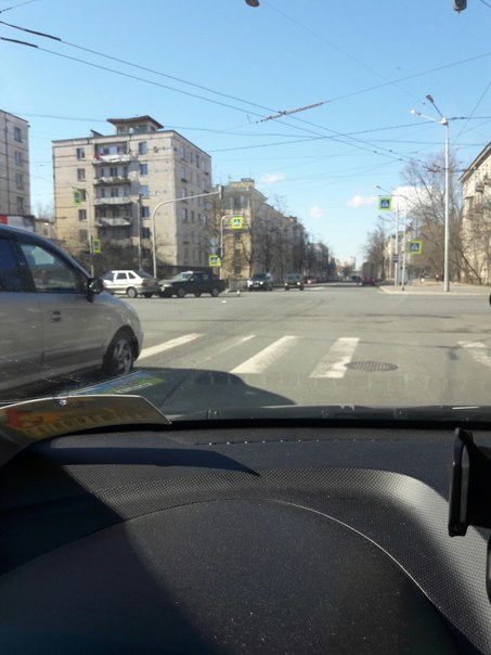 Поворот налево с Автовской на Краснопутиловскую немного затруднен.