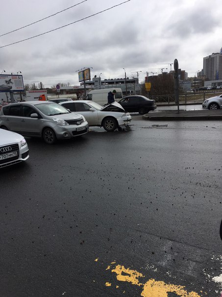 ДТП из 3-х машин. Проезду сильно мешают. Московское шоссе 7 б. Стоят ждут ДПС