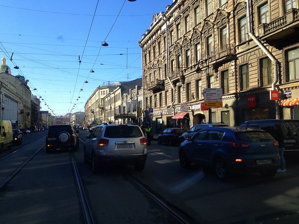 На Владимирском около дома 5 дтп,стоят 4 машины,проезд по трамвайным путям,кто с кем не знаю,троллей...