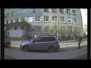 В Красносельском районе молодой человек (на видео) ворует велосипеды. Велосипед стоял на лестничной ...