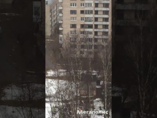 Сегодня около 13:00 на Брюсовской 11. Около станции ж/д Пискаревка женщина выпала из окна многоэтажк...