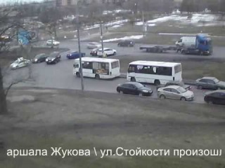 Лобовое столкновение на пересечении проспекта Маршала Жукова и улицы Стойкости 19-47