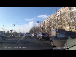 Вчера в 20:00 на Белградской ул. пилот черного Т/С немного не рассчитал длину своего тормозного пути...