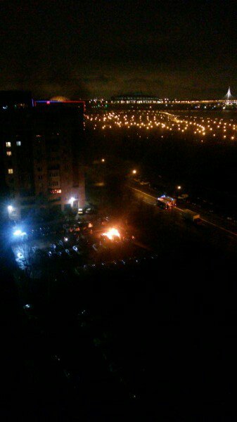 Подожгли три машины во дворах на Приморском проспекте