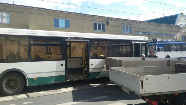 Напротив кондратьевский пр.2 в сторону Арсенальной улицы,автобус зацепил поворачивающий грузовик,тра...