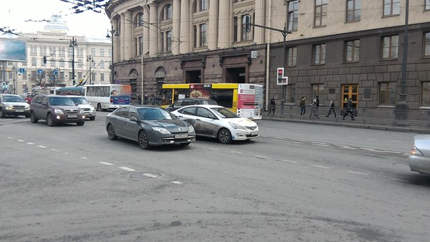 На Московском проспекте у 1-ой Красноармейской, мешают проезду, 10:07