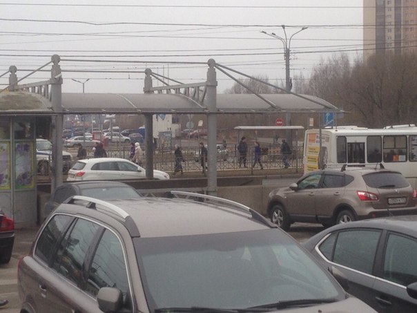 На Савушкина 112 у Лента в 10:25, нашли бесхозный рюкзак, оцеплено полицией.