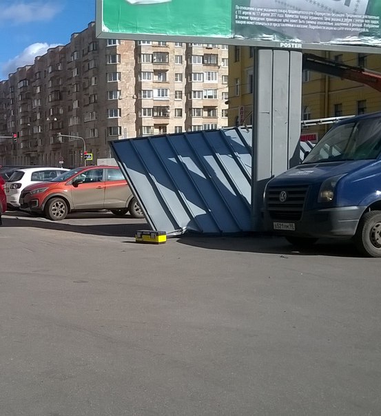 Вот эта замечательная конструкция у Большеохтинского 12 раскокошила утром две машины. Падает она уже...