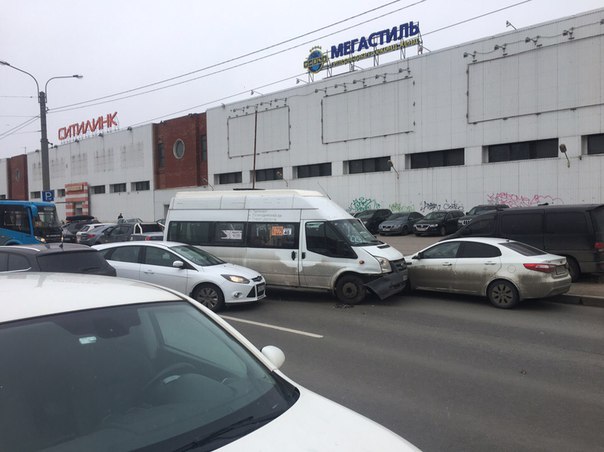 На Торфяной маршрутка выехала на встречку. Поворачивающий налево - на парковку, водитель ее не увиде...