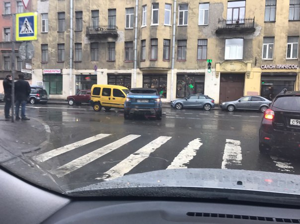 Рендж и Renault не разъехались на перекрёстке Боровой и Волоколамского переулка.