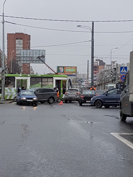 Под мостом между Просветом и Парнасом, водитель не увидел трамвай