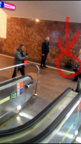 На Станции метро Восстания, бесхозная сумка, уже пришел инспектор с аппаратом "нюх-нюх", полиции нет...