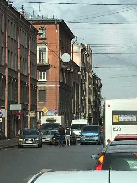БМВ и Микроавтобус столкнулись на перел перекрестком Малого проспекта В. О. с 8-ой линией