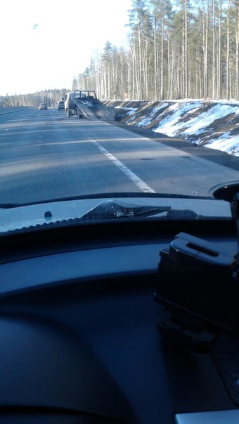 На Новоприозерском шоссе тонар стоит ровно внизу еще легковой авто.эвакуатор достаёт. Как будут дос...