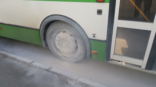 На пересечении Будапештской и Ярослава Гашека у автобуса 53 загорелось колесо.Водитель потушил огнет...